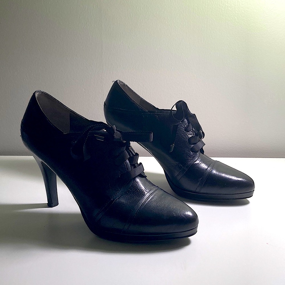 Tahari Size 6 Black Lace Boots